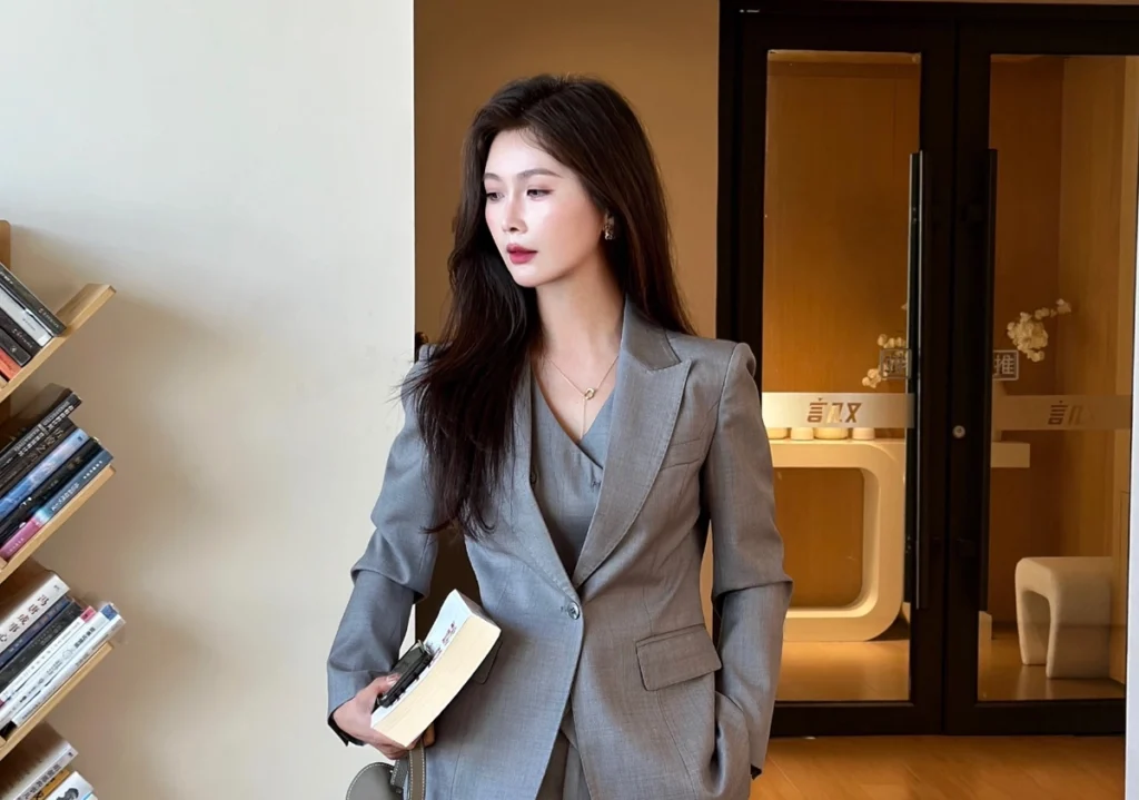 suit girl dp thumbnail