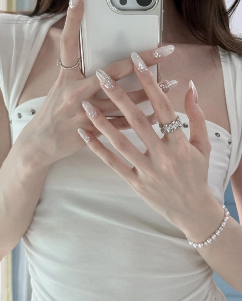 timeless aesthetic beauty featured in girls hand dp (2)