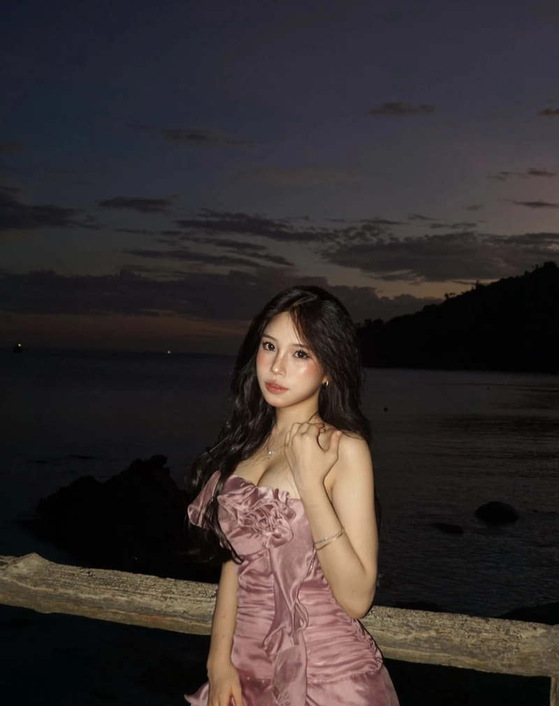 trendy dashing girl dp with a unique profile aesthetic