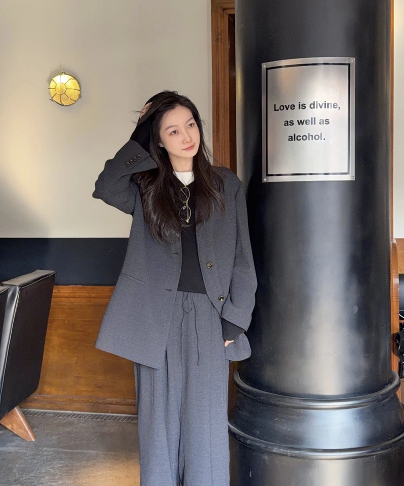 trendy suit dp girl with a confident city style
